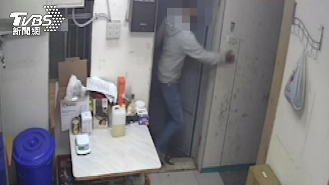 鍾男一進店就關燈。(圖/TVBS)