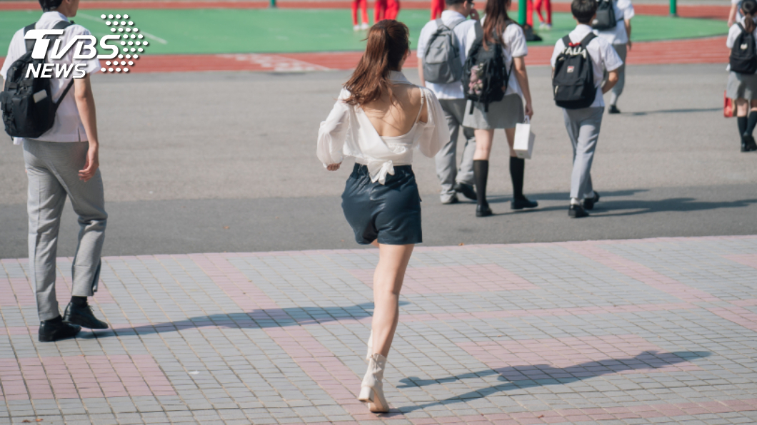 周曉涵露長腿、美背。圖TVBS