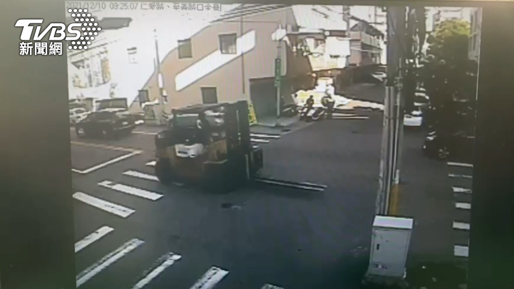堆高機違法上路。(圖/警方提供)