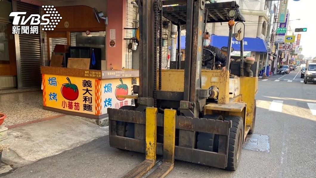 罰不怕!堆高機違法上路 警一查...駕駛是酒駕累犯