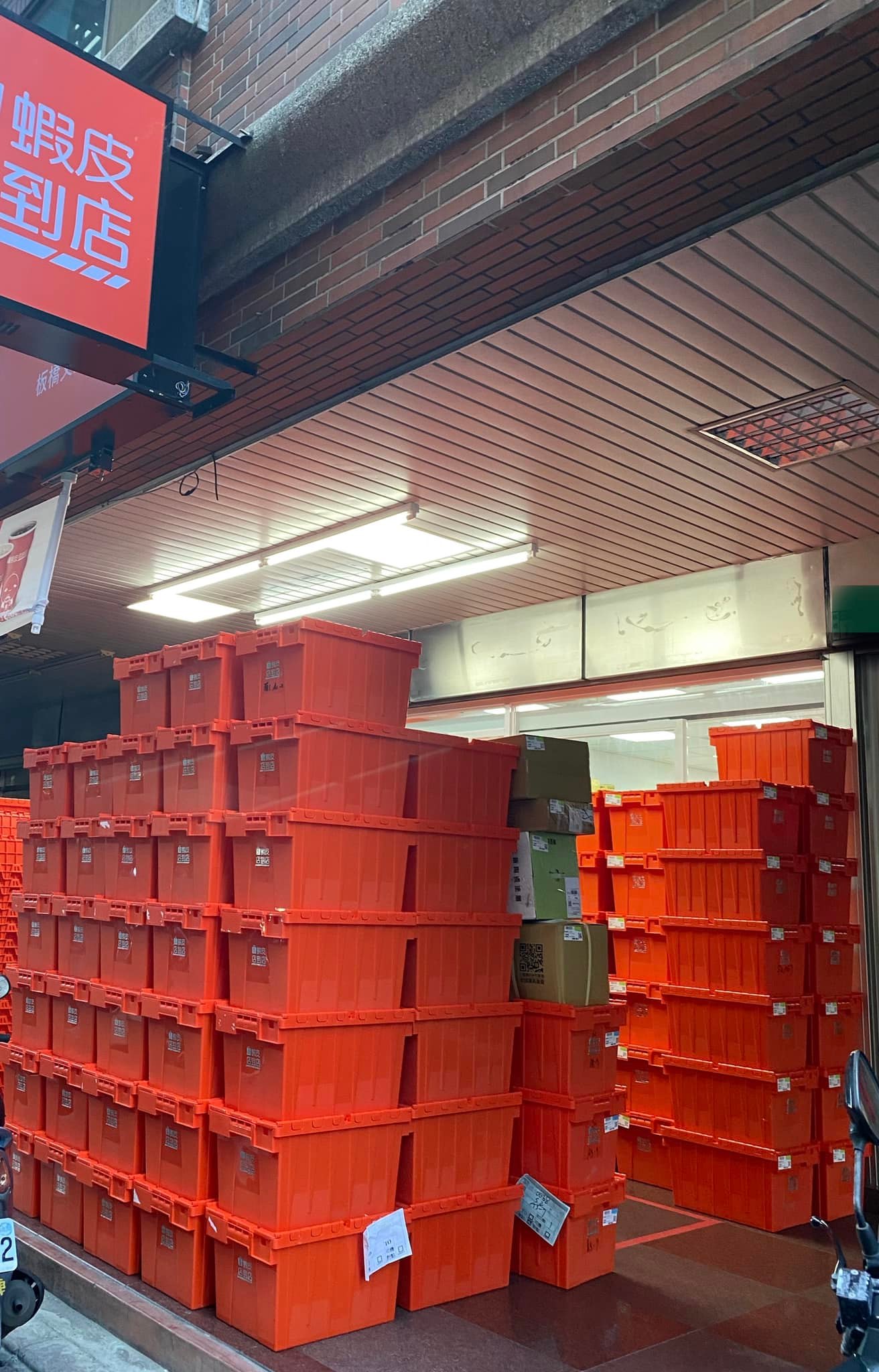 蝦皮店到店被包裹淹沒。（圖／翻攝自爆廢公社二館）