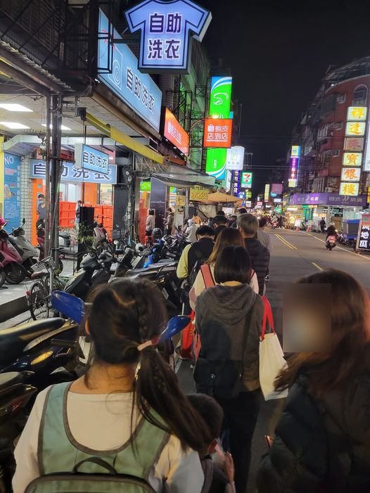 蝦皮店到店人山人海。（圖／翻攝自爆廢公社）