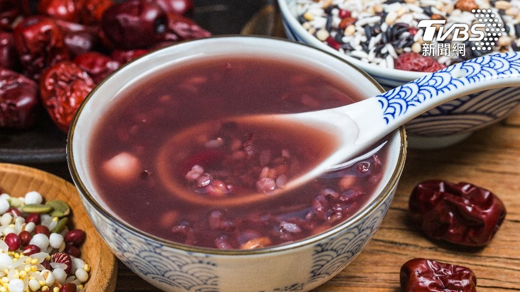 網友分享湯底可以用八寶粥,料好又豐富。(示意圖/shutterstock達志影像)