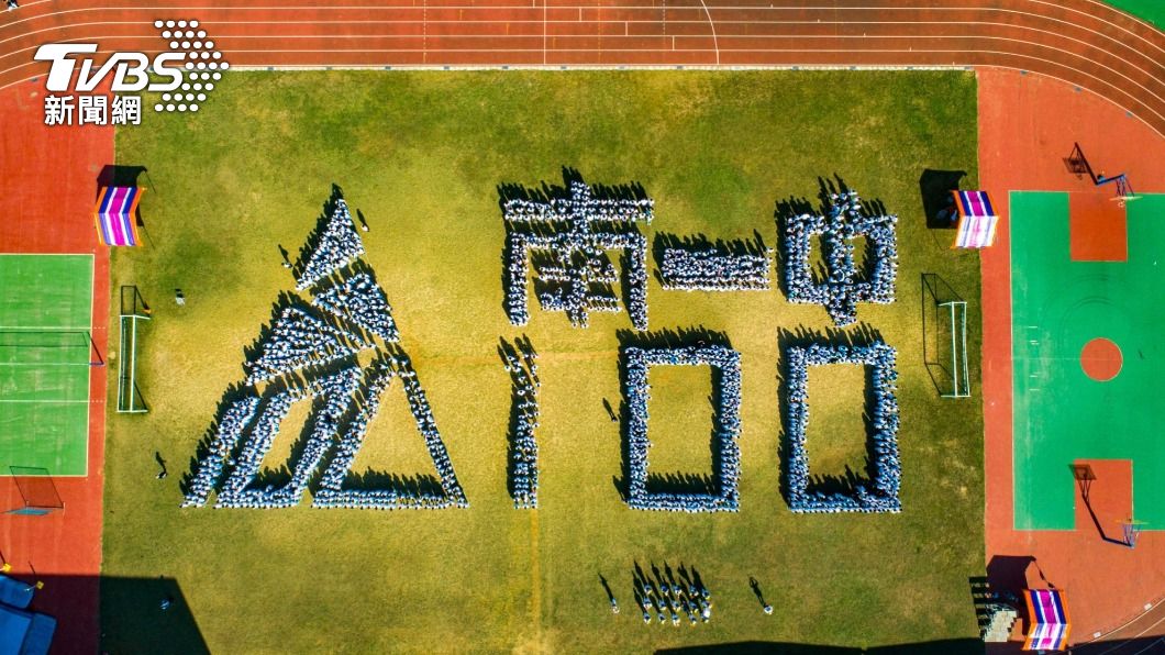 台南一中創校百年動員千人排字　李安驚喜獻聲祝賀