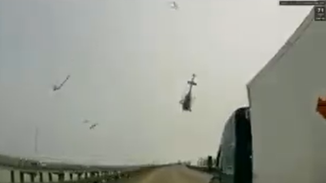美直升機墜高架橋成火球 車輛駕駛嚇壞險衝進濃煙