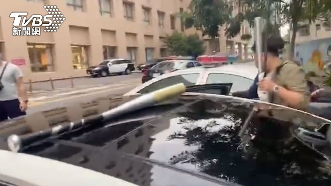警方於車內搜出球棒和鐵棍。（圖／TVBS）