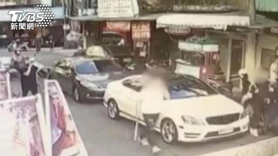 債主找來朋友助陣。（圖／TVBS）
