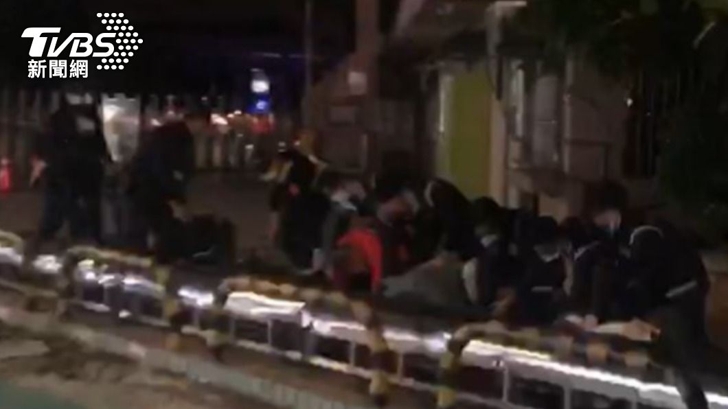 員警將嫌犯壓制。（圖／TVBS）