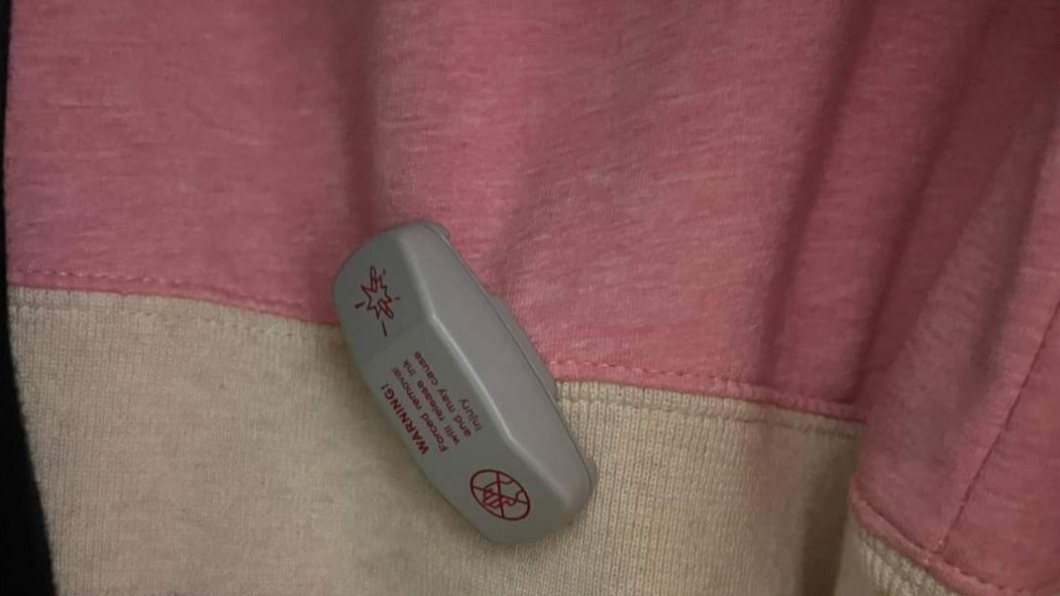 買新外套見「這景象」慌了!她想硬扯被勸退:會整件全毀