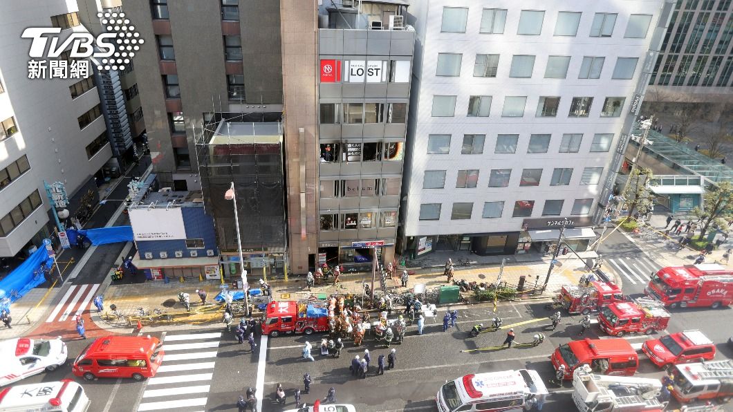 警方已封鎖週邊道路,多輛消防車及救護車停在現場。(圖/達志影像美聯社)