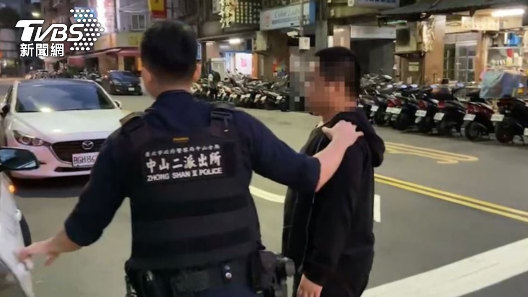 警方將人帶回。（圖／TVBS）