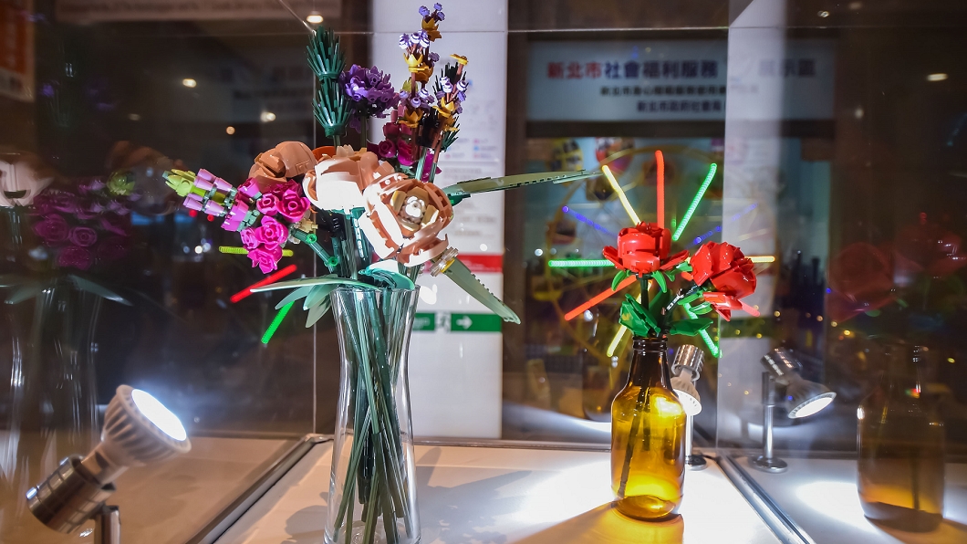 主播彭惠筠利用樂高秀花藝「宅花時光朵朵開」。（圖／新北市政府提供）