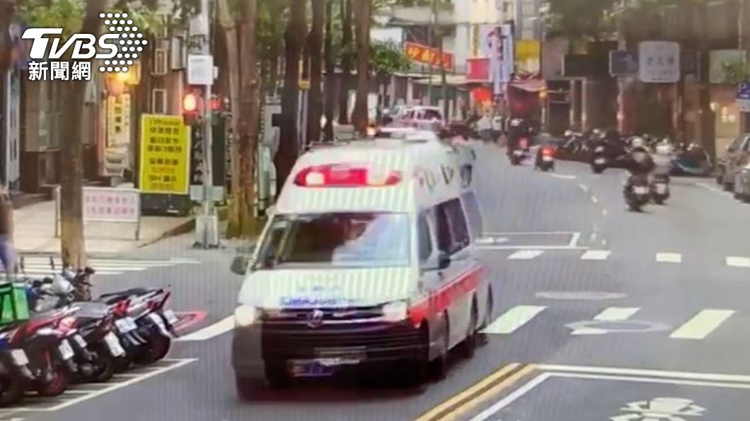 救護車將人送醫。(圖/TVBS)