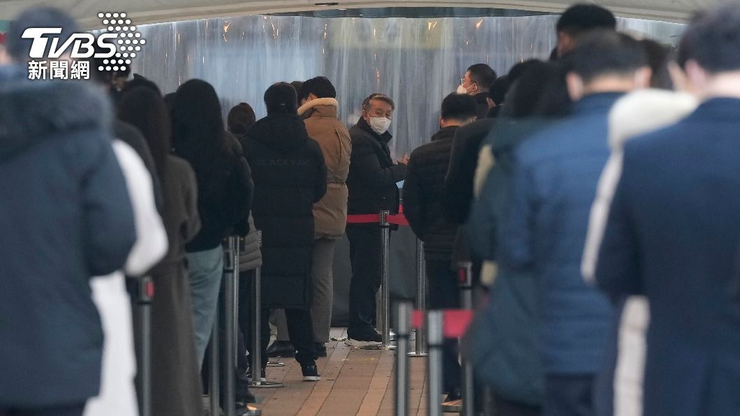 大量民眾排隊等待篩檢。(圖/達志影像美聯社)