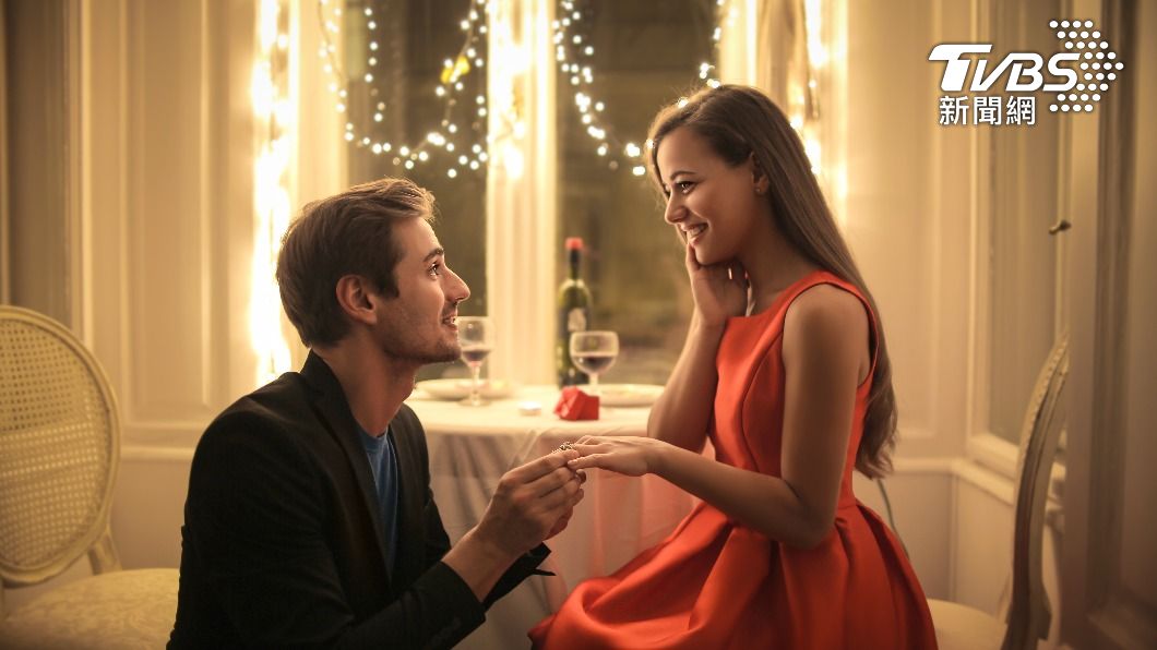 婚戒套住無名指代表能永遠相守,讓愛情長久延續。(示意圖/shutterstock達志影像)