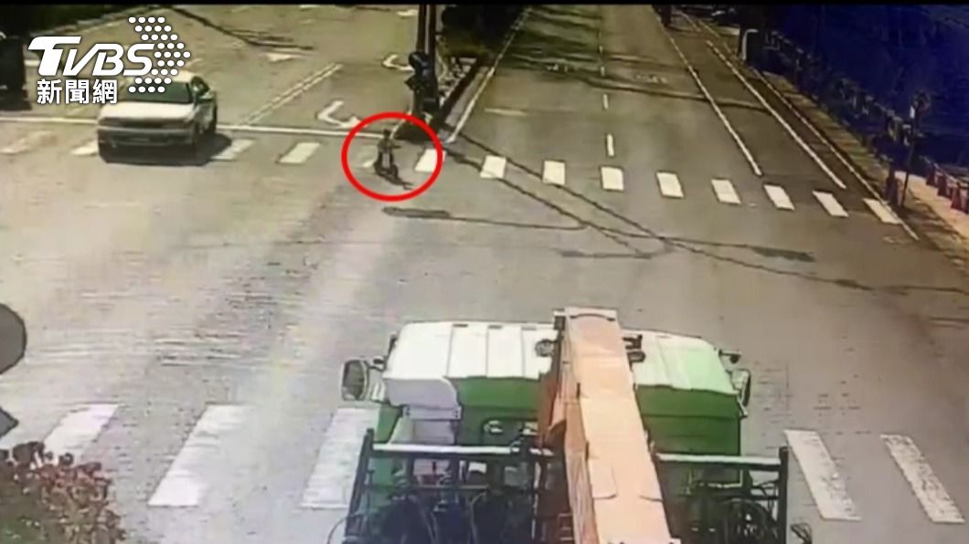 3歲童騎三輪車翹家！馬路驚險「直直撞」　熱心駕駛救援