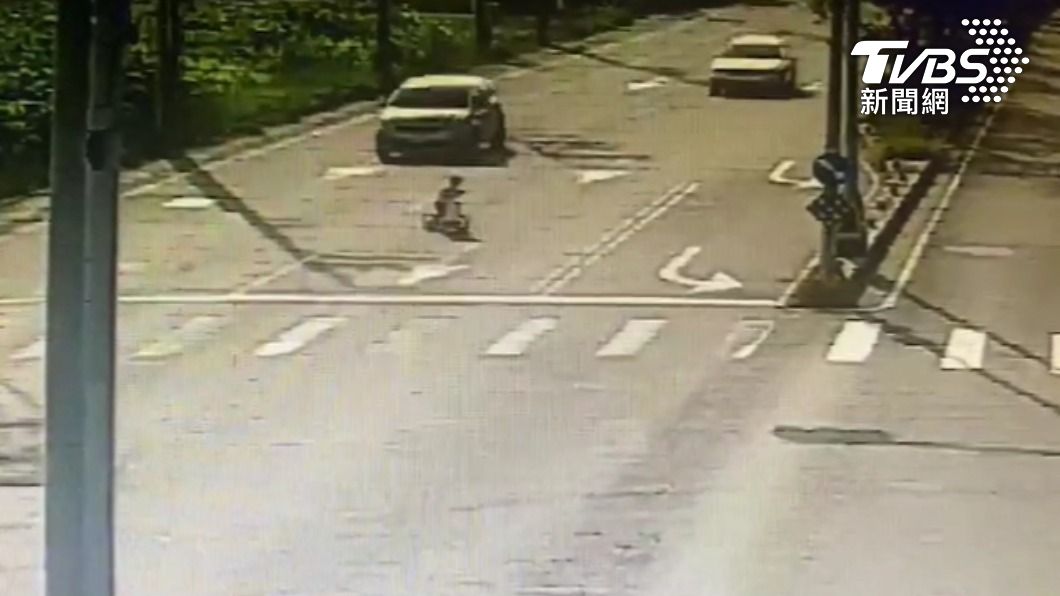 後方來車見狀都緊急煞車。(圖/TVBS)