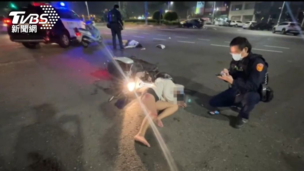 無照少女凌晨雙載疑闖紅燈 撞賓士倒地哀嚎