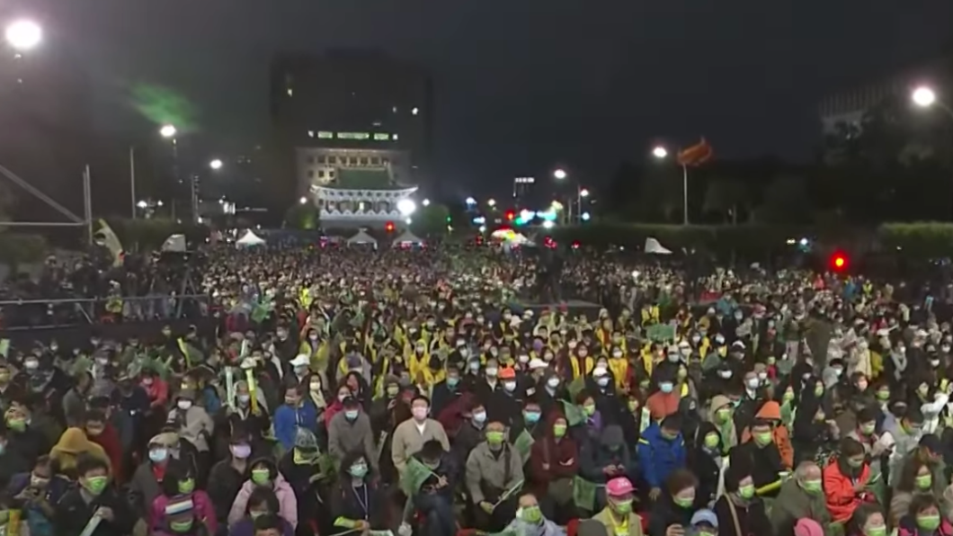 民進黨於凱達格蘭大道前舉辦公投之夜活動。(圖/TVBS)