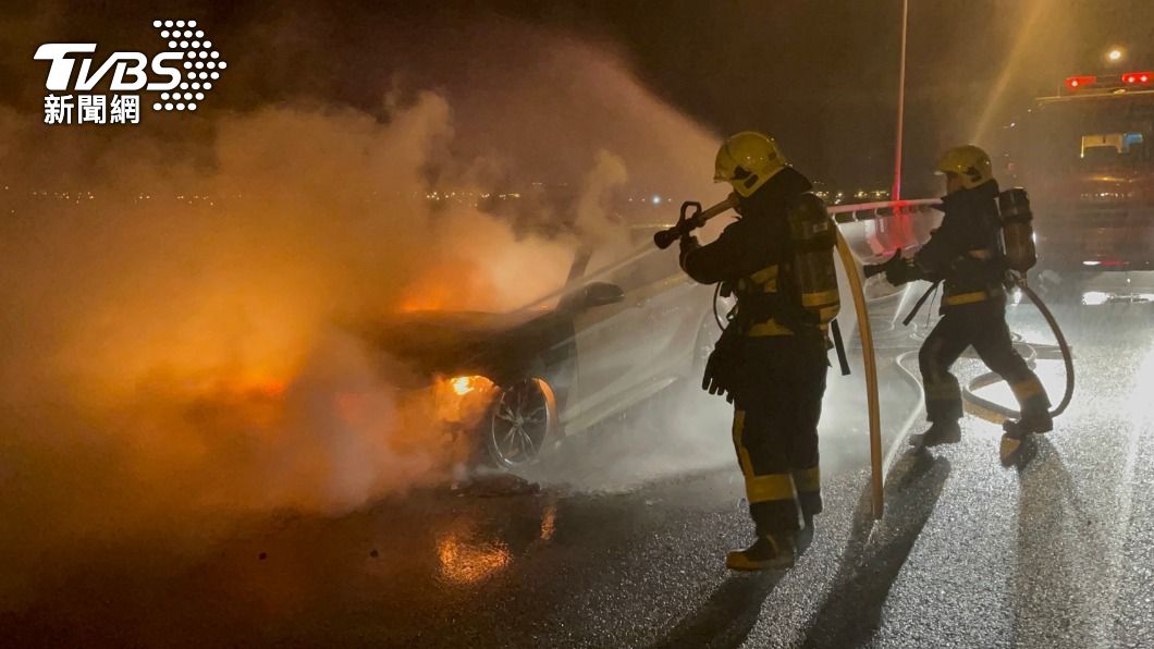 國五深夜火燒車!BMW排氣管噴火 駕駛倉皇棄車