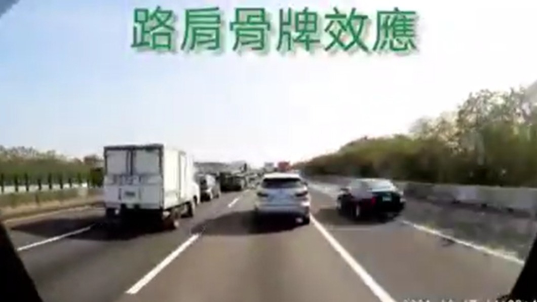 事後有用路人將行車紀錄器PO網。(圖/翻攝自八卦村- 行車紀錄器影片上傳中心)