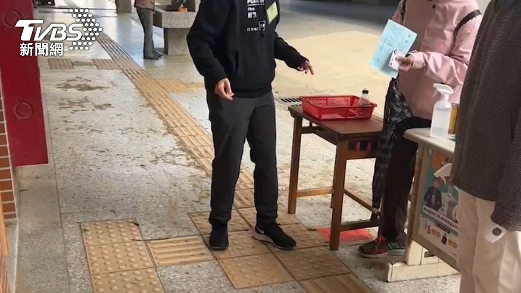 有民眾違規將票帶出票所。(圖/TVBS)
