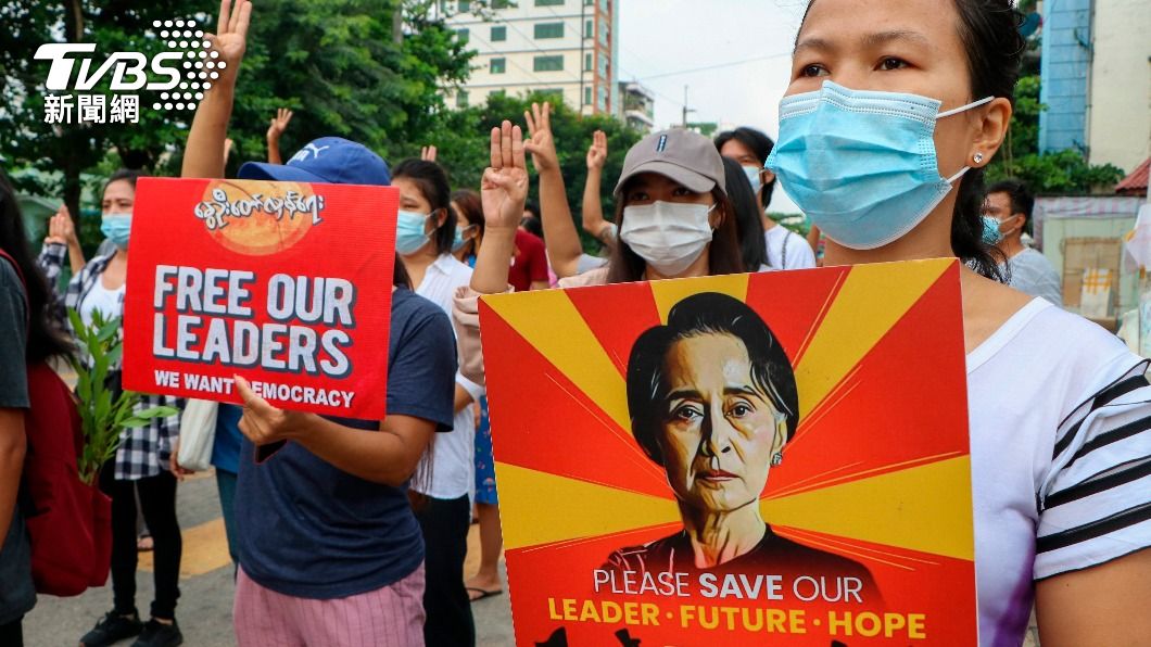 報導指出軍政府疑似為打擊人民,刻意讓翁山蘇姬穿囚服。(圖/達志影像美聯社)