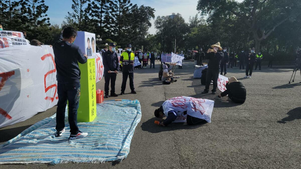 有男子情緒激動向竹科管局下跪，要求竹科管理局放過可憐的村民。（圖／寶山居民提供）