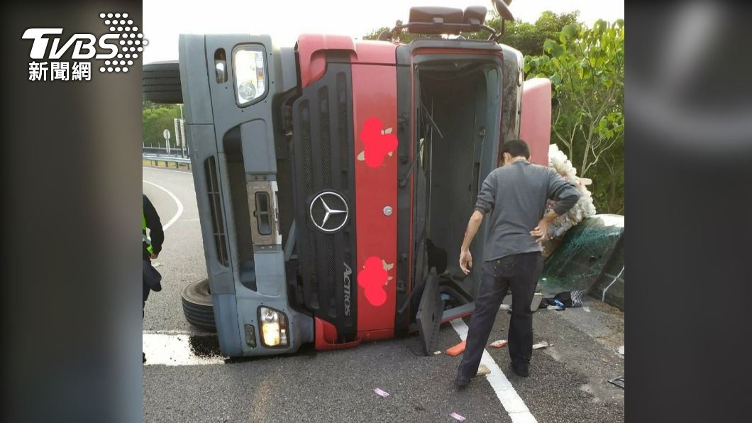 速度過快!半聯結車匝道翻覆 寶特瓶、紙箱掉滿地