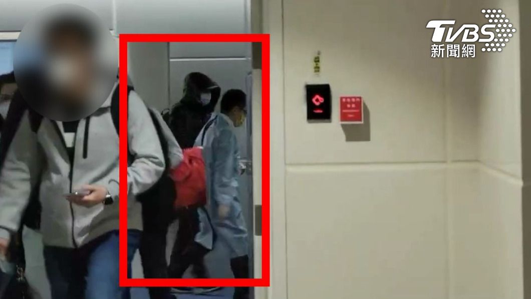王力宏搭機回台下機後走商務通道。(圖/TVBS)