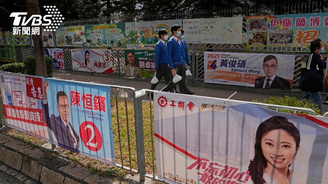 香港街道上掛滿候選人布條。（圖／達志影像美聯社）