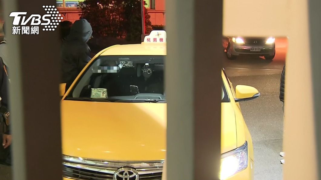 王力宏坐進防疫計程車內。(圖/TVBS)