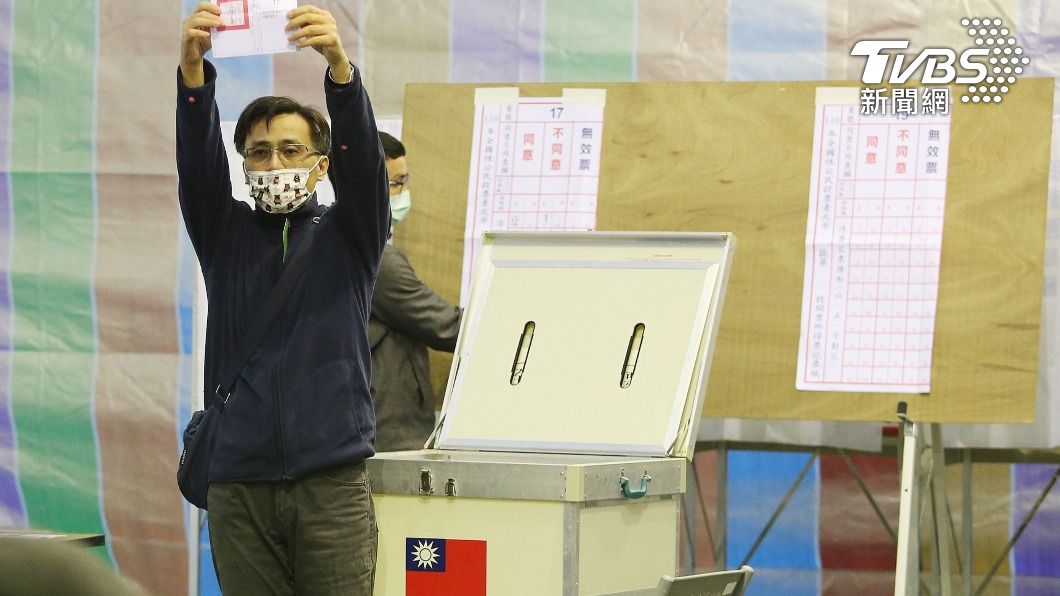 選務人員立即進行開票作業。（圖／中央社）