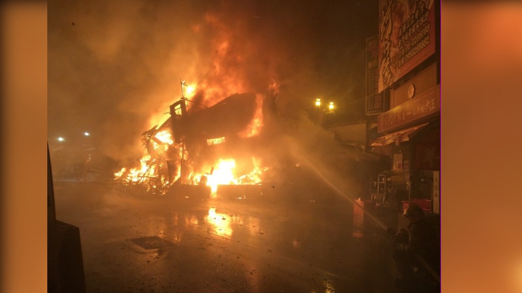 台南安平老街大火　爆炸聲起攤車陷入火海