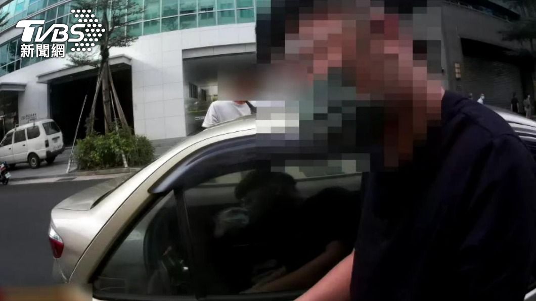 疑被戴綠帽!醋夫不滿妻與同事傳曖昧簡訊 當街擄人痛毆