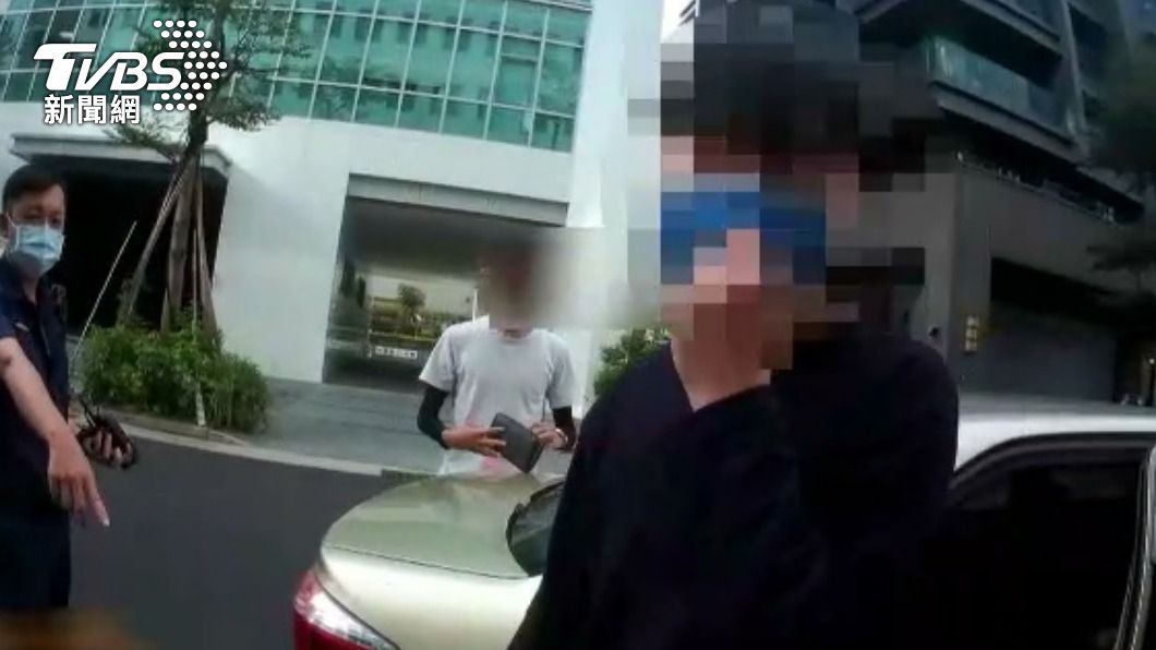 被害人被警方找到時一臉驚魂未定。(圖/TVBS)