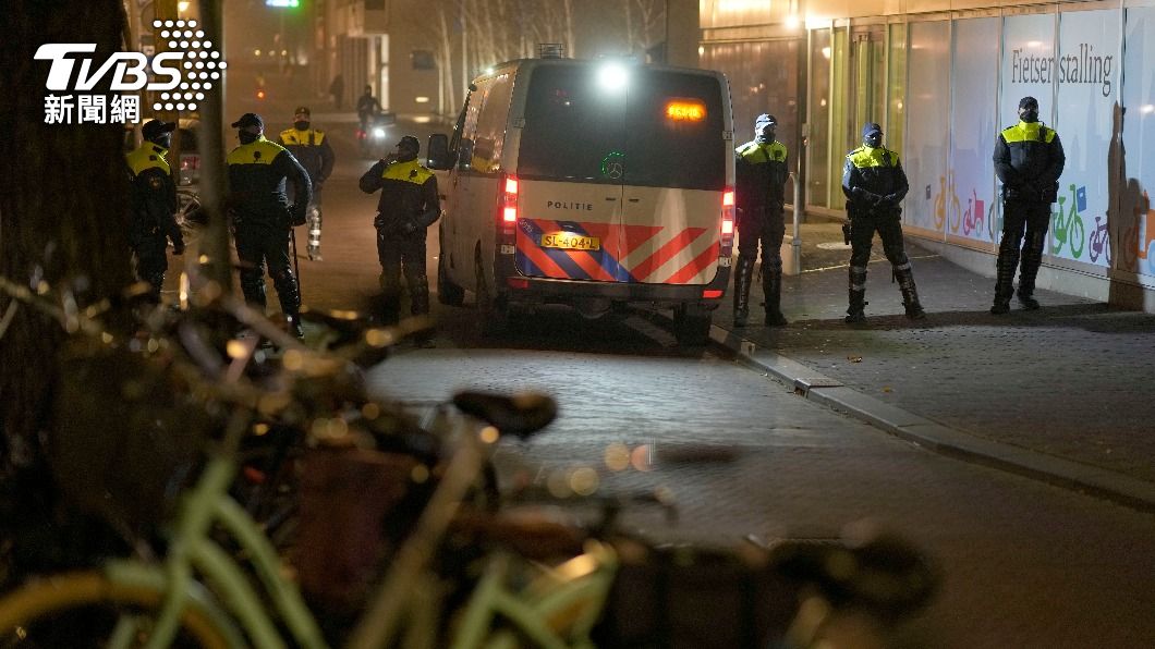 荷蘭民眾抗議防疫管制上街頭 與警察爆發衝突!