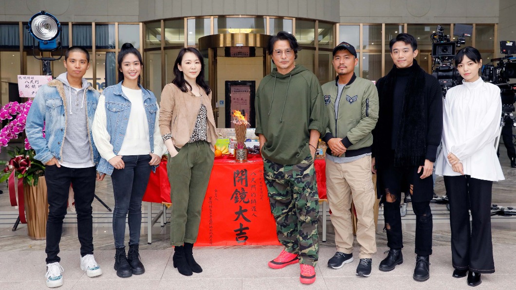 主要演員開鏡儀式合照,左起Trevyn、 雷嘉汭、潘儀君、李銘順、范逸臣、初孟軒、陸夏。(圖/鏡文學提供)
