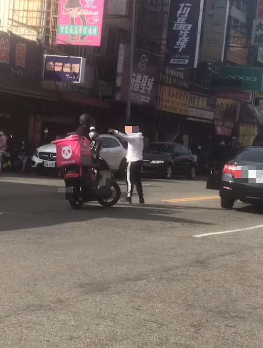 外送員與汽車駕駛因行車糾紛發生口角、拉扯衝突。(圖/翻攝自「外送員的奇聞怪事」臉書)