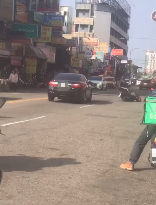 外送員踹車後,撞上無辜騎士。(圖/翻攝自「外送員的奇聞怪事」臉書)