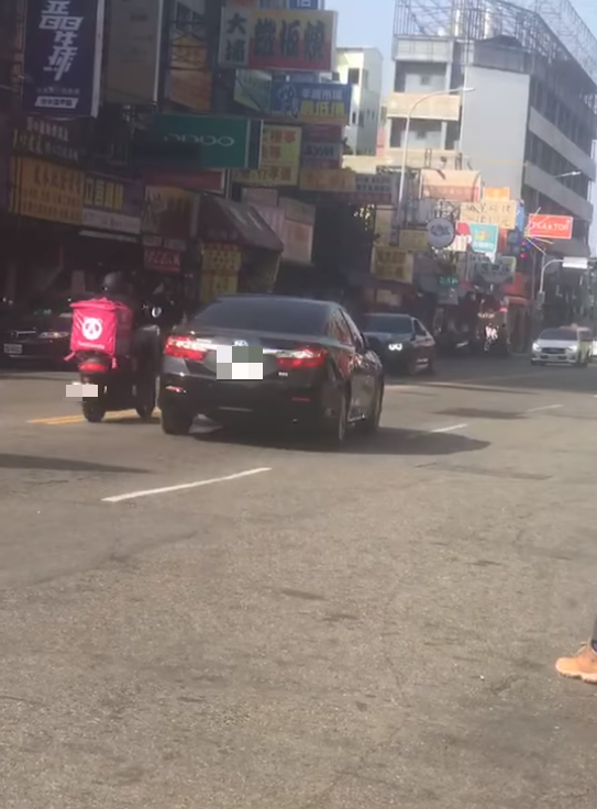 外送員往汽車車門猛力一踹。(圖/翻攝自「外送員的奇聞怪事」臉書)