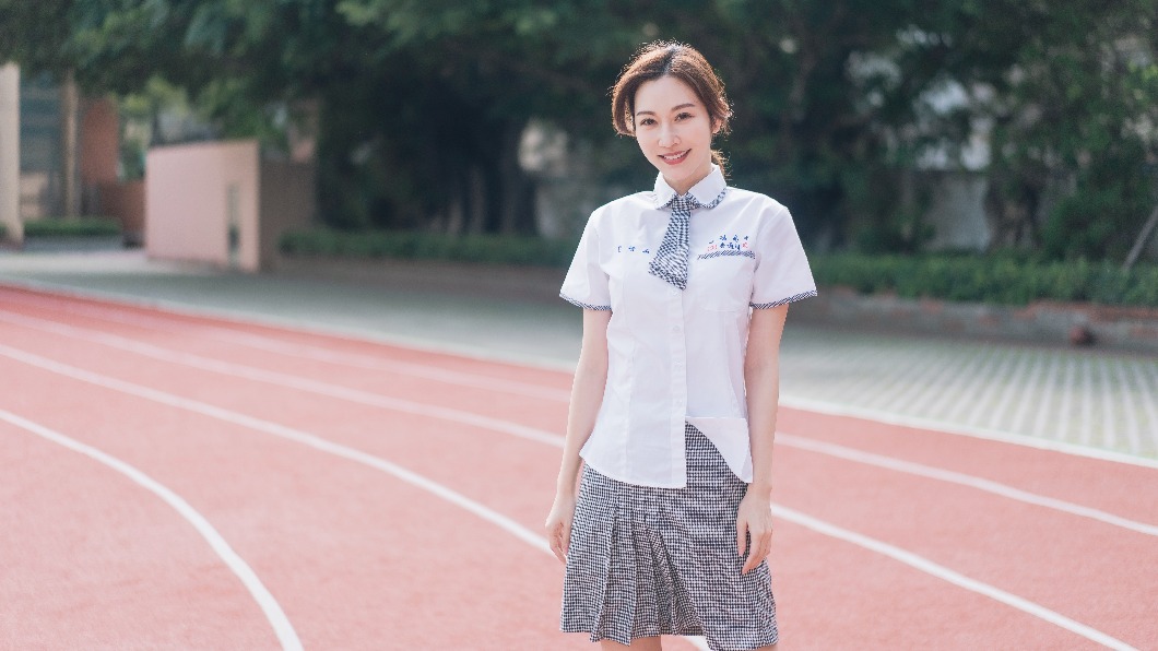 曾莞婷穿起學生制服宛如少女。(圖/萃莞媄提供)