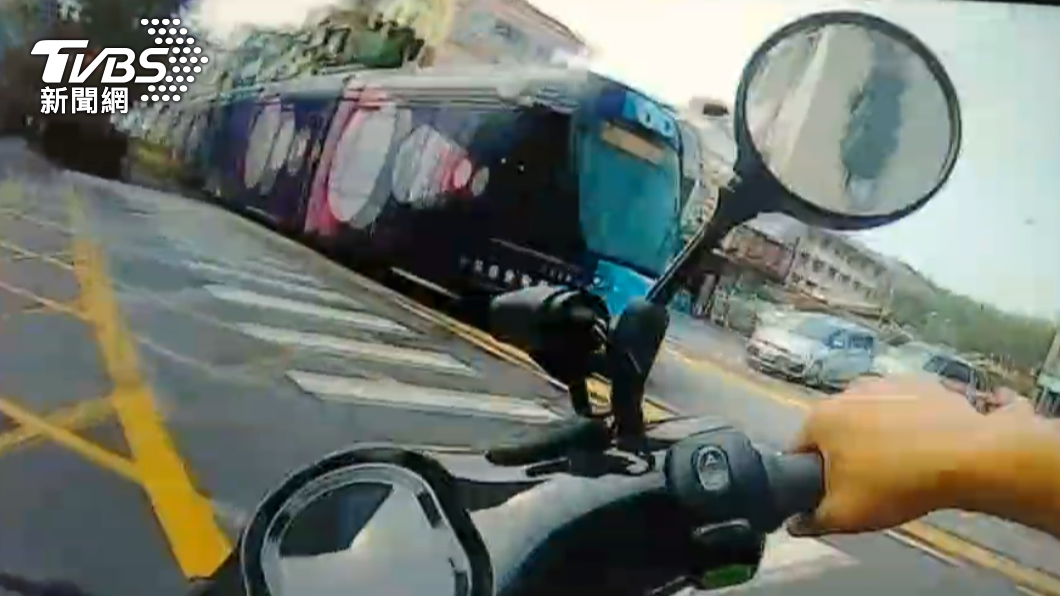 警方一見沈女闖紅燈直闖軌道,立即轉彎追趕將其攔下。(圖/警方提供)