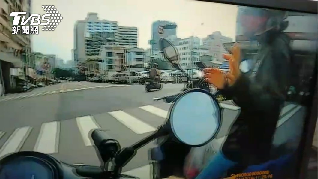 沈女因違規闖紅燈,遭警方攔下。(圖/警方提供)