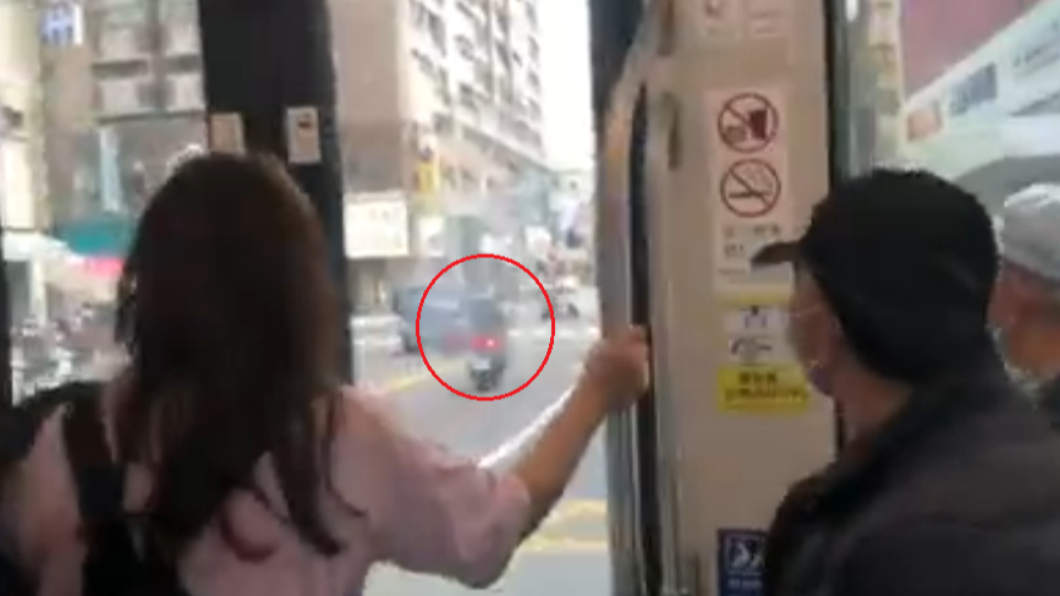 沈女闖紅燈穿越軌道,民眾嚇壞直呼好危險。(圖/翻攝自「翻轉台灣交通違規交流社團」臉書)
