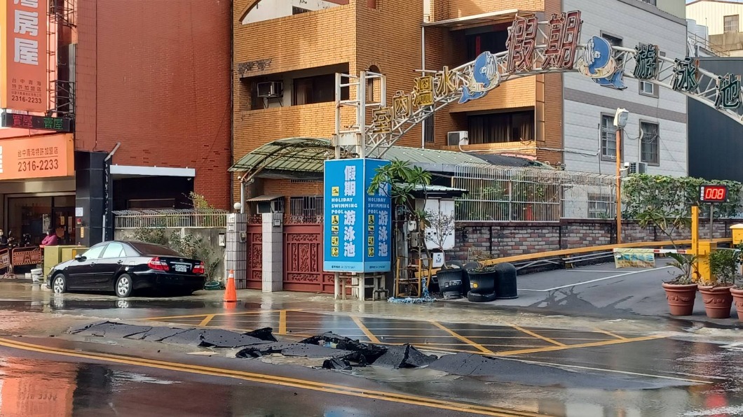 台中自來水爆管!柏油路炸裂20公尺 路面狂積水