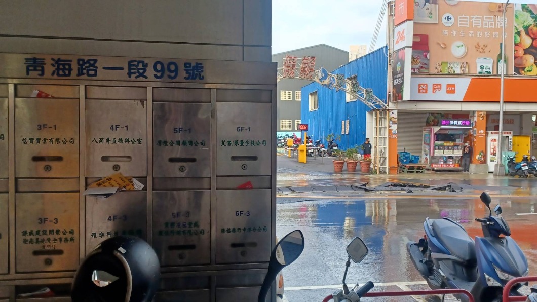台中市西屯區青海路一段99號附近,發生自來水爆管的狀況。(圖/翻攝自記者爆料網)