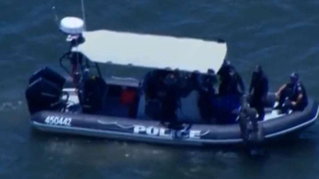 警方出動潛水裝備，於海中尋獲罹難者遺體。（圖／翻攝自 9News Australia 推特 @9NewsAUS）