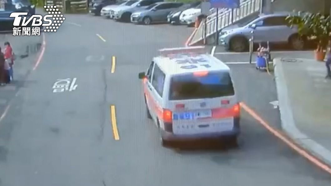 救護車趕抵雲仙樂園。(圖/TVBS)