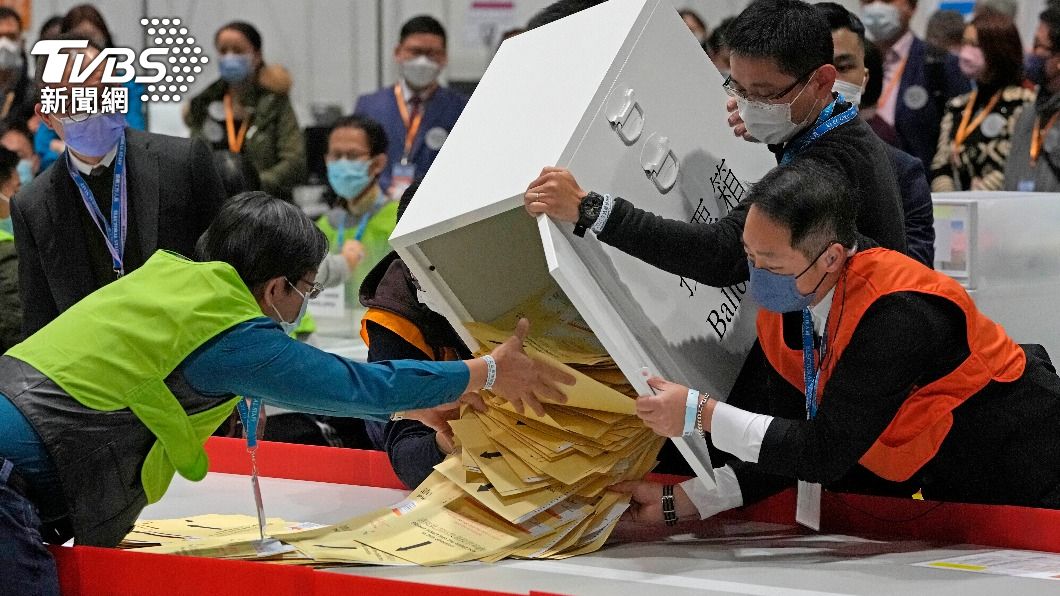 香港立法會選舉於19日晚間結束投票,工作人員漏夜開票。(圖/達志影像美聯社)